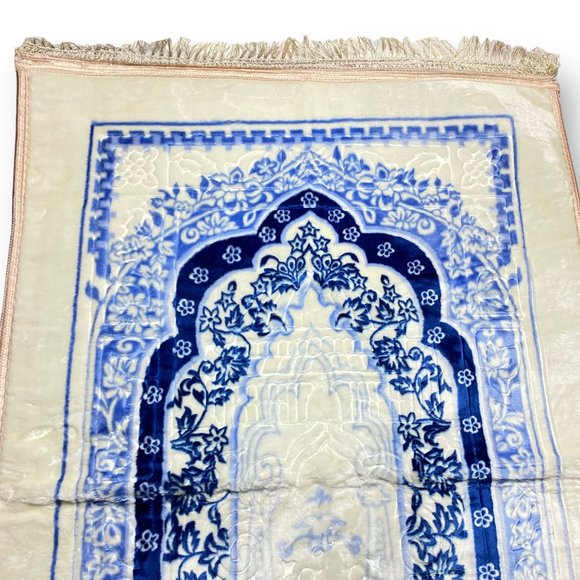 Padded Softness for Islamic Prayers: Non-Slip Prayer Mat - Picture 4 of 9